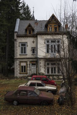 Sinaia, Romanya - 7 Kasım 2018. Sinaia belgesel projesi. Terk edilmiş ev ve eski arabalar Sinaia, Prahova Vadisi 'nde.. 