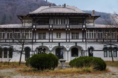 Sinaia, Romanya - 7 Kasım 2018. Sltineanu Hanesi (Vila Salamandra), şimdi Sinaia kenti Bcr Bank, Romanya. 