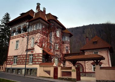 Sinaia, Romanya - 7 Kasım 2018. Astoria Vila ,Sinaia, Prahova Vadisi'nde pansiyon. 