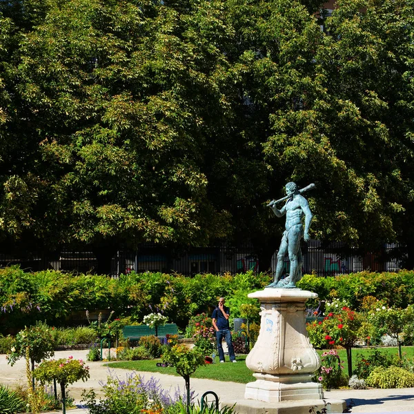 Avrupa kentindeki yeşil parktaki heykel