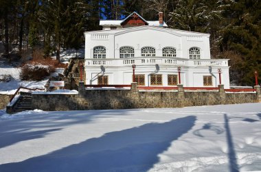 Sinaia, Romanya - 24 Ocak 2018. Eski bina mimari Sinaia'daki Prahova County, Romanya. Kış sezonu.