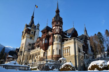 Sinaia, Romanya - 24 Ocak 2018. Karpat Dağları, Sinaia, Romanya kış zamanında Peles Kalesi