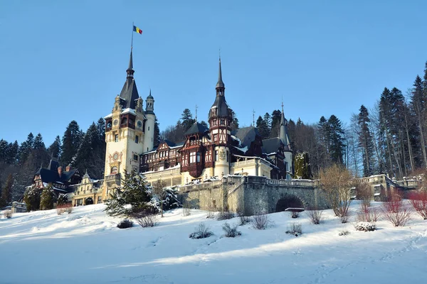 Zamek Peles Okresie Zimowym Położony Górach Karpackich Sinaia Rumunia — Zdjęcie stockowe