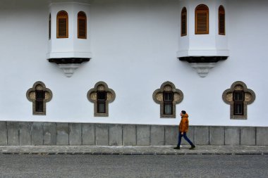 SINAIA, ROMANIA - 6 Kasım 2018. Avlu duvarları, Sinaia Manastırı, Prahova Vadisi, Romanya.