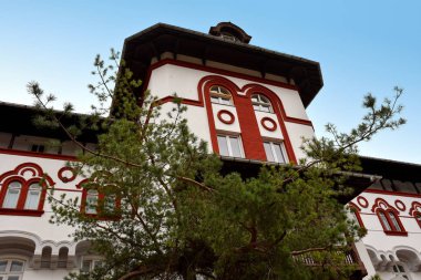 Sinaia, Romanya - 7 Kasım 2018. Hotel Caraiman, tarihi eserin ve ulusal miras, en eski otellerinden Sinaia şehir, Prahova Vadisi, Romanya.