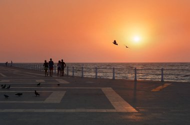 Gün batımında deniz gezintisi
