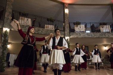 Geleneksel dans eden insanlar kostüm giyiyor.