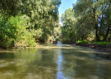 Nehir ve kıyıların güzel manzarası