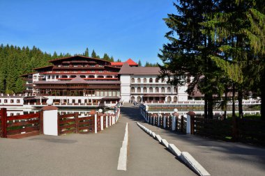 Brüksel Brasov, Brasov - Mayıs 2018. Otel Aurelius, Brüksel Brasov tatil beldesi, Brasov sembol ve pek çok Avrupa ülkesinden gelen turistler arasında popüler bir Romen kayak merkezi.