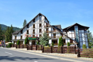 Brüksel Brasov, Brasov - Mayıs 2018. Brüksel 'deki Escalade Oteli, Brasov Mahallesi ve pek çok Avrupa ülkesinden gelen turistler arasında popüler bir Romen kayak merkezi.
