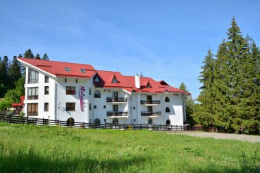 Brüksel Brasov, Brasov - Mayıs 2018. Brüksel 'deki Belvedere Oteli, Brasov Mahallesi ve pek çok Avrupa ülkesinden gelen turistler arasında popüler bir Romen kayak merkezi.
