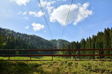 Alps dağlarında kablolu araba.