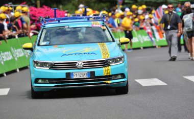 Serre-Chevalier, Fransa - 19 Temmuz 2017. Serre Chevalier 'deki Kamu Karavanı gösterisi, La Mure-Serre Chevalier rotası, Fransa Turu 2017.