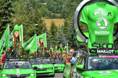 Serre-Chevalier, Fransa - 19 Temmuz 2017. Serre Chevalier 'deki Kamu Karavanı gösterisi, La Mure-Serre Chevalier rotası, Fransa Turu 2017.