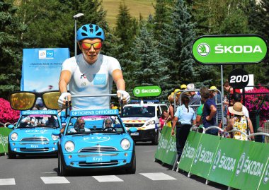 Serre-Chevalier, Fransa - 19 Temmuz 2017. Serre Chevalier 'deki Kamu Karavanı gösterisi, La Mure-Serre Chevalier rotası, Fransa Turu 2017.