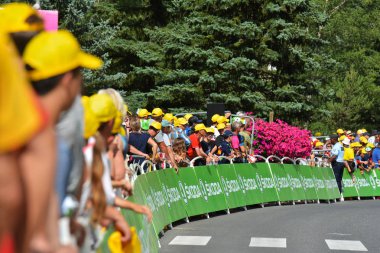 Serre-Chevalier, Fransa - 19 Temmuz 2017. Serre Chevalier 'deki Kamu Karavanı gösterisi, La Mure-Serre Chevalier rotası, Fransa Turu 2017.