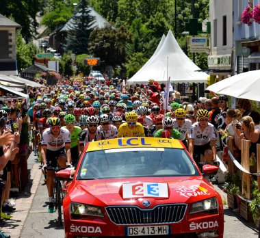 Serre-Chevalier, Fransa - 19 Temmuz 2017. Serre Chevalier 'deki Kamu Karavanı gösterisi, La Mure-Serre Chevalier rotası, Fransa Turu 2017.