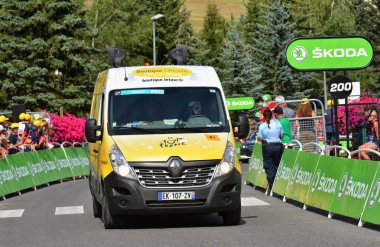 Serre-Chevalier, Fransa - 19 Temmuz 2017. Serre Chevalier 'deki Kamu Karavanı gösterisi, La Mure-Serre Chevalier rotası, Fransa Turu 2017.