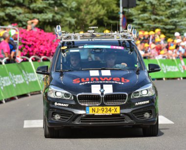Serre-Chevalier, Fransa - 19 Temmuz 2017. Serre Chevalier 'deki Kamu Karavanı gösterisi, La Mure-Serre Chevalier rotası, Fransa Turu 2017.