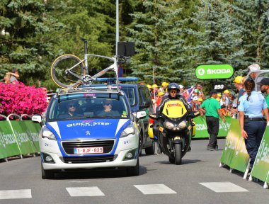Serre-Chevalier, Fransa - 19 Temmuz 2017. Serre Chevalier 'deki Kamu Karavanı gösterisi, La Mure-Serre Chevalier rotası, Fransa Turu 2017.