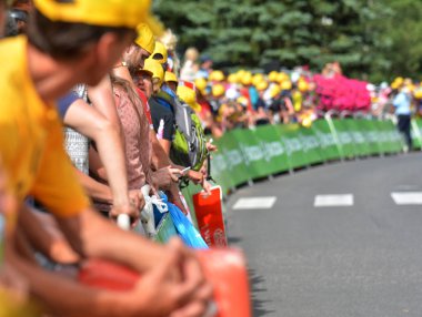 Serre-Chevalier, Fransa - 19 Temmuz 2017. Serre Chevalier 'deki Kamu Karavanı gösterisi, La Mure-Serre Chevalier rotası, Fransa Turu 2017.