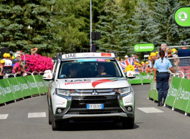 Serre-Chevalier, Fransa - 19 Temmuz 2017. Serre Chevalier 'deki Kamu Karavanı gösterisi, La Mure-Serre Chevalier rotası, Fransa Turu 2017.