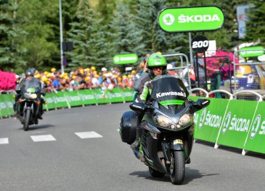 Serre-Chevalier, Fransa - 19 Temmuz 2017. Serre Chevalier 'deki Kamu Karavanı gösterisi, La Mure-Serre Chevalier rotası, Fransa Turu 2017.