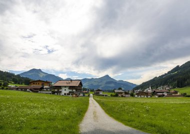 Alps dağlarındaki köye giden yol