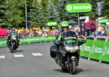 Briancon, Fransa - 20 Temmuz 2017. Bisikletçiler sahne 18 Briancon,'başında yönlendirmek Briancon / Izoard, Tour de France 2017. 