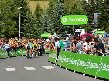 Briancon, Fransa - 20 Temmuz 2017. Bisikletçiler sahne 18 Briancon,'başında yönlendirmek Briancon / Izoard, Tour de France 2017. 