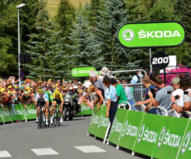 Briancon, Fransa - 20 Temmuz 2017. Bisikletçiler sahne 18 Briancon,'başında yönlendirmek Briancon / Izoard, Tour de France 2017. 