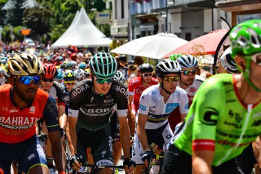 Briancon, Fransa - 20 Temmuz 2017. Bisikletçiler sahne 18 Briancon,'başında yönlendirmek Briancon / Izoard, Tour de France 2017. 