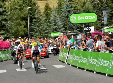 Serre-Chevalier, Fransa - 19 Temmuz 2017. Serre Chevalier 'deki Kamu Karavanı gösterisi, La Mure-Serre Chevalier rotası, Fransa Turu 2017.