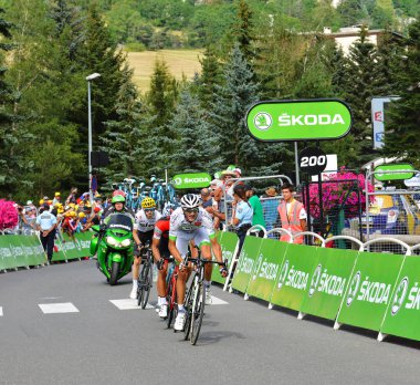Serre-Chevalier, Fransa - 19 Temmuz 2017. Serre Chevalier 'deki Kamu Karavanı gösterisi, La Mure-Serre Chevalier rotası, Fransa Turu 2017.