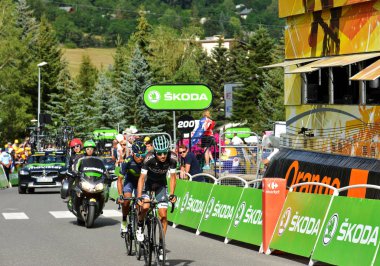 Serre-Chevalier, Fransa - 19 Temmuz 2017. Serre Chevalier 'deki Kamu Karavanı gösterisi, La Mure-Serre Chevalier rotası, Fransa Turu 2017.