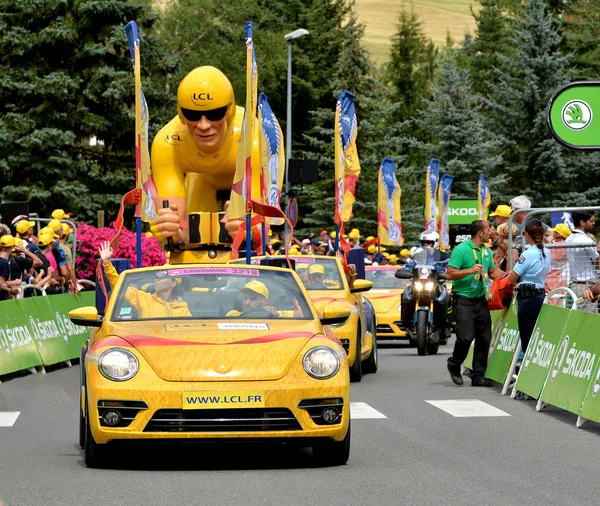 Serre-Chevalier, Fransa - 19 Temmuz 2017. Serre Chevalier 'deki Kamu Karavanı gösterisi, La Mure-Serre Chevalier rotası, Fransa Turu 2017.