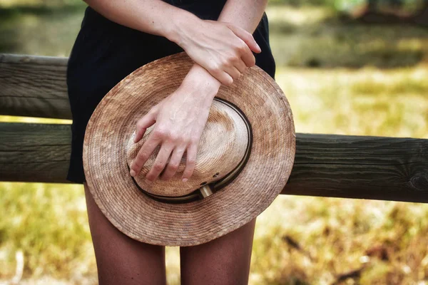 Elleri ahşap şapkalı kadın