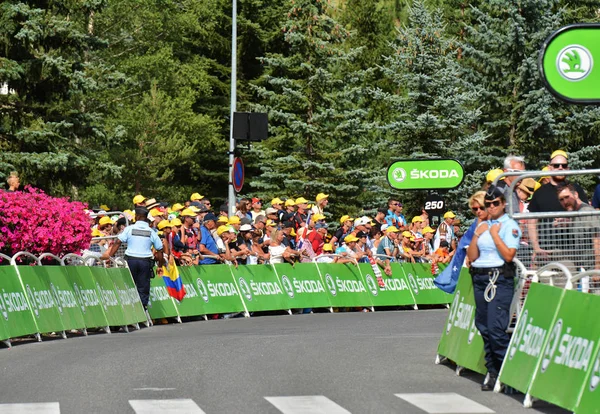 Serre-Chevalier, Fransa - 19 Temmuz 2017. Serre Chevalier 'deki Kamu Karavanı gösterisi, La Mure-Serre Chevalier rotası, Fransa Turu 2017.