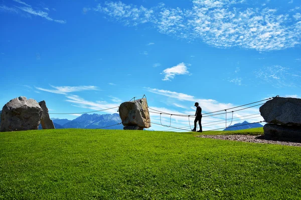 奥地利蒂罗尔的 Fieberbrunn 2016年8月30日 Bergbahnen Fieberbrunn 的中间站的攀岩公园 花岗岩块和自然体验 — 图库照片