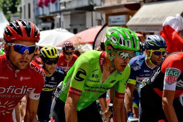Serre-Chevalier, Fransa - 19 Temmuz 2017. Serre Chevalier 'deki Kamu Karavanı gösterisi, La Mure-Serre Chevalier rotası, Fransa Turu 2017.
