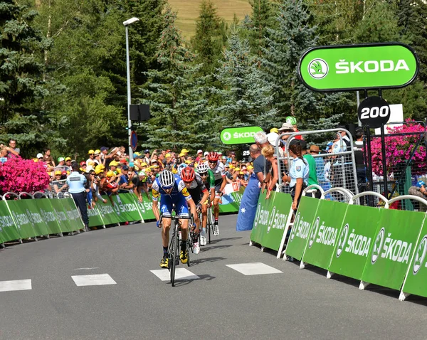 Serre-Chevalier, Fransa - 19 Temmuz 2017. Serre Chevalier 'deki Kamu Karavanı gösterisi, La Mure-Serre Chevalier rotası, Fransa Turu 2017.
