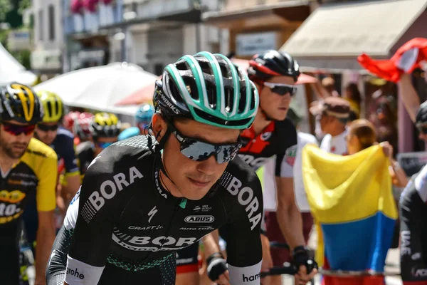 Serre-Chevalier, Fransa - 19 Temmuz 2017. Serre Chevalier 'deki Kamu Karavanı gösterisi, La Mure-Serre Chevalier rotası, Fransa Turu 2017.