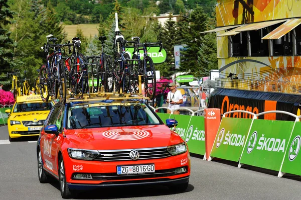 Serre-Chevalier, Fransa - 19 Temmuz 2017. Serre Chevalier 'deki Kamu Karavanı gösterisi, La Mure-Serre Chevalier rotası, Fransa Turu 2017.