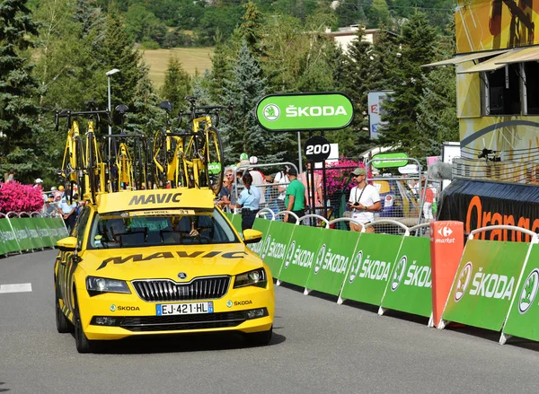 Serre-Chevalier, Fransa - 19 Temmuz 2017. Serre Chevalier 'deki Kamu Karavanı gösterisi, La Mure-Serre Chevalier rotası, Fransa Turu 2017.