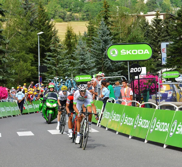 Serre-Chevalier, Fransa - 19 Temmuz 2017. Serre Chevalier 'deki Kamu Karavanı gösterisi, La Mure-Serre Chevalier rotası, Fransa Turu 2017.