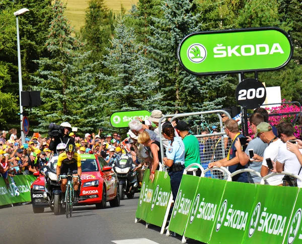 Serre-Chevalier, Fransa - 19 Temmuz 2017. Serre Chevalier 'deki Kamu Karavanı gösterisi, La Mure-Serre Chevalier rotası, Fransa Turu 2017.