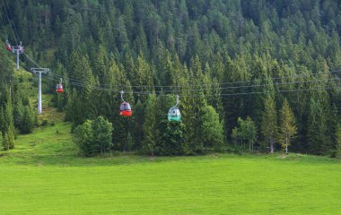 Steinplatte, Tirol, Avusturya - 29 Ağustos 2016. Gondol Steinplatte bölgesindeki ünlü Triassic Park 'a kaldırıldı, Bavyera Alpleri, Avusturya.