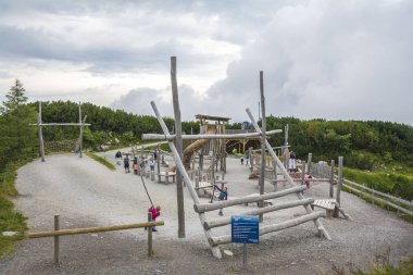 Feragat, Tyrol, Avusturya - 29 Ağustos 2016. Steinplatte, Avusturya, Tyrol, Feragat Alpleri 'ndeki Triassic Parc Plajı' nda eğlence ve macera.