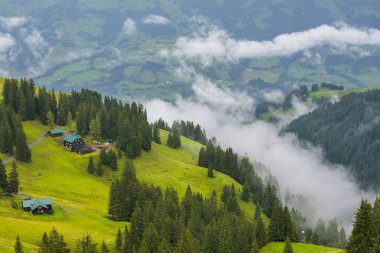 Kitzbuhel dağının puslu manzarası, Tirol, Avusturya