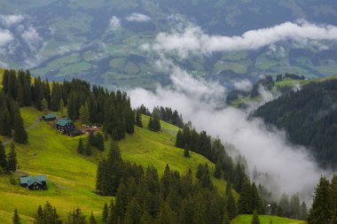 Kitzbuhel dağının puslu manzarası, Tirol, Avusturya
